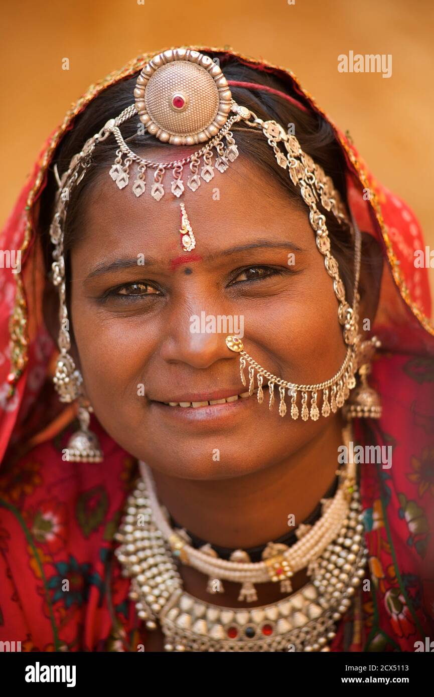 Ritratto di una donna di Rajasthani distintivo di Rajasthani, Jaisalmer, India Foto Stock