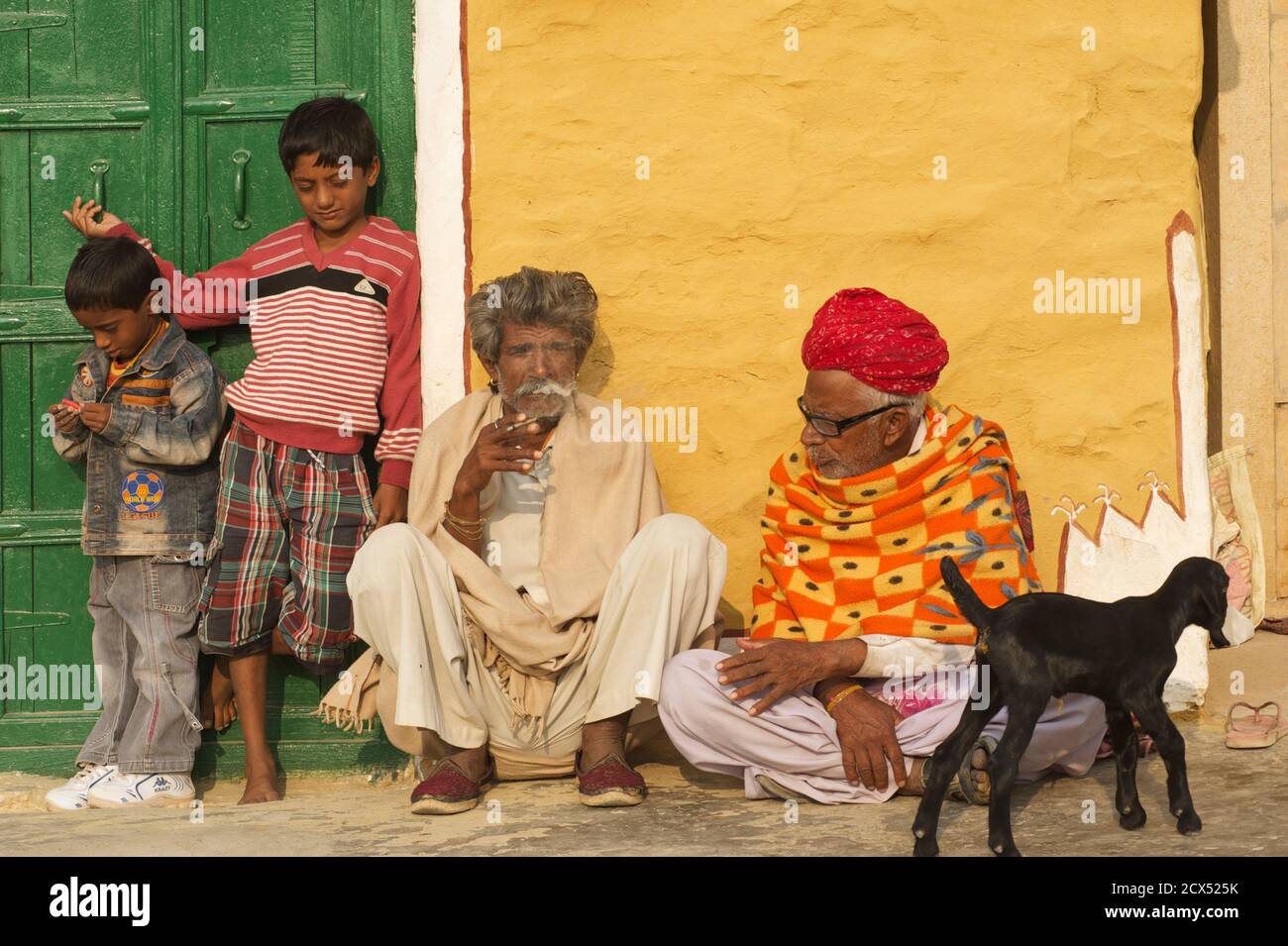 Rajasthani uomini e ragazzi, Lodurva, vicino Jaisalmer, Rajasthan, India. Foto Stock
