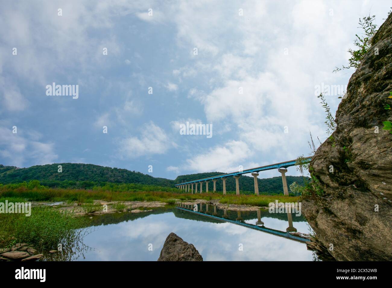 Il ponte Norman Wood sul fiume Susquehanna a Holtwood Pennsylvania gettando una riflessione nell'acqua Foto Stock