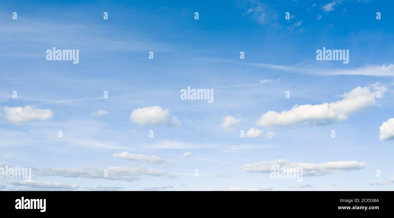 Foto panoramica di un bellissimo cielo azzurro e di nuvole bianche. Foto Stock