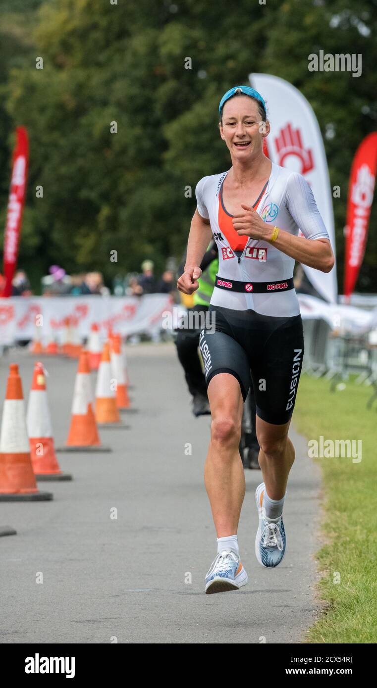 Atleta professionista, Nikki Bartlett, all'ultimo evento dell'anno al Thoresby Park X Outlaw Triathlon Foto Stock