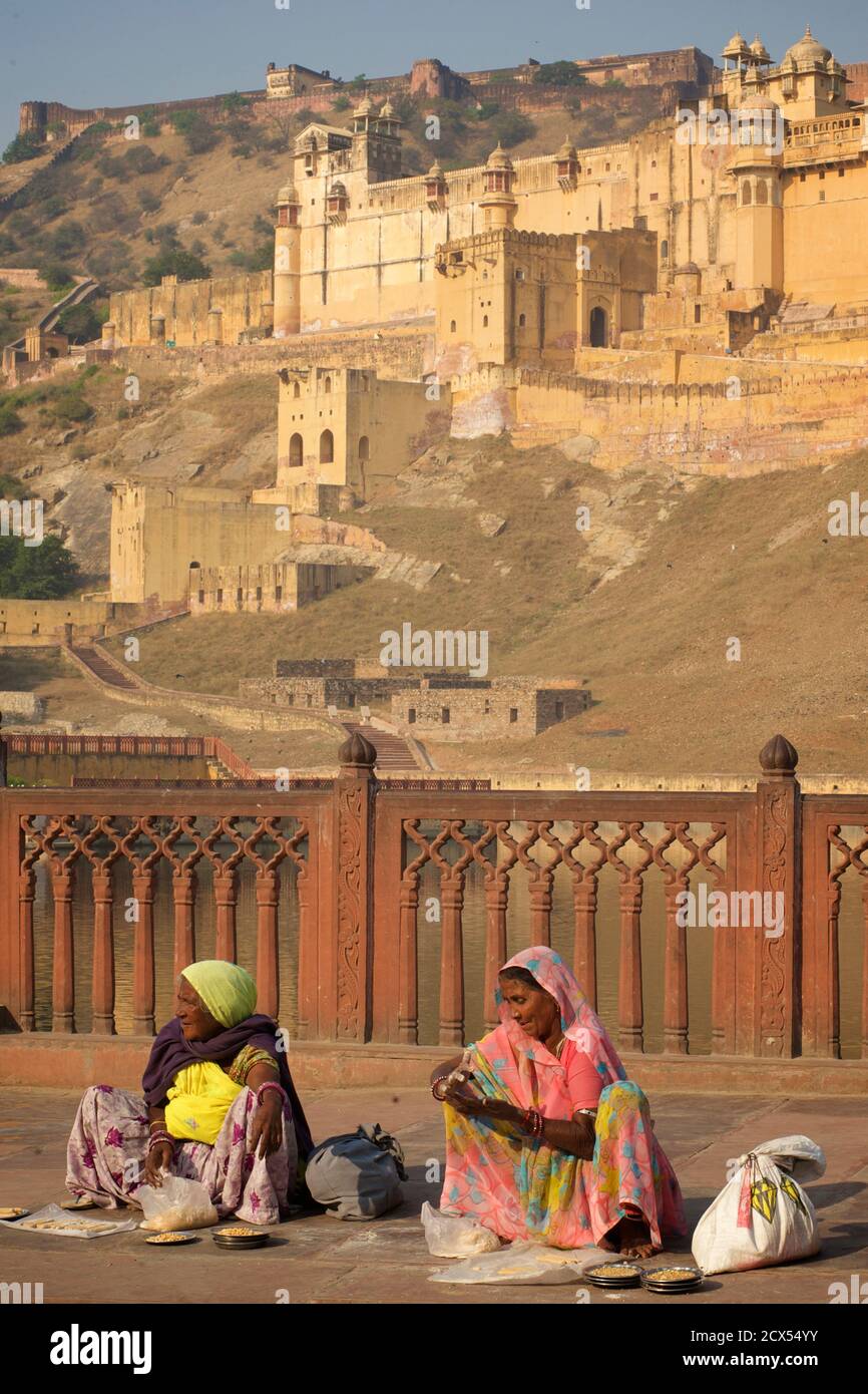 Turisti domestici cercando di fronte al Forte Amber, Amer, Jaipur, Rajasthan, India Foto Stock