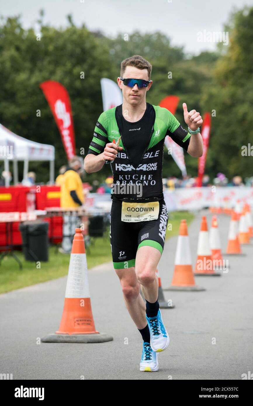 Atleta professionista, George Goodwin vince l'ultimo evento dell'anno al Thoresby Park X Outlaw Triathlon. Foto Stock