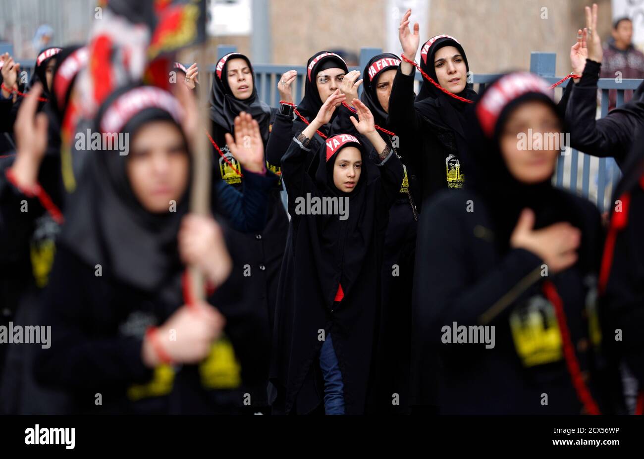 Donne musulmane sciite piangere durante una processione di Ashoura a Istanbul il 3 novembre 2014. Ashoura, che cade il 10° giorno del mese islamico di Muharram, commemora la morte di Imam Hussein, nipote del profeta Maometto, ucciso nella battaglia del VII secolo di Curbala. REUTERS/Murad Sezer (TURCHIA - Tag: RELIGIONE) Foto Stock