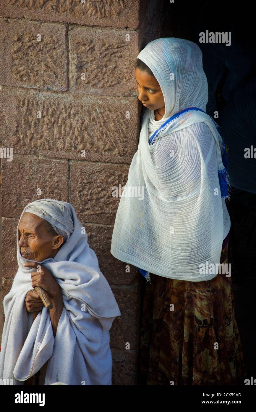 Pellegrini cristiani etiopi in una chiesa scavata nella roccia per Pasqua. Lalibela, Etiopia la Netela o netsela è un panno fatto a mano molte donne etiopi usano per coprire la testa e le spalle quando indossano abiti fatti di chiffon, specialmente quando frequentano la chiesa. È costituito da due strati di tessuto Foto Stock