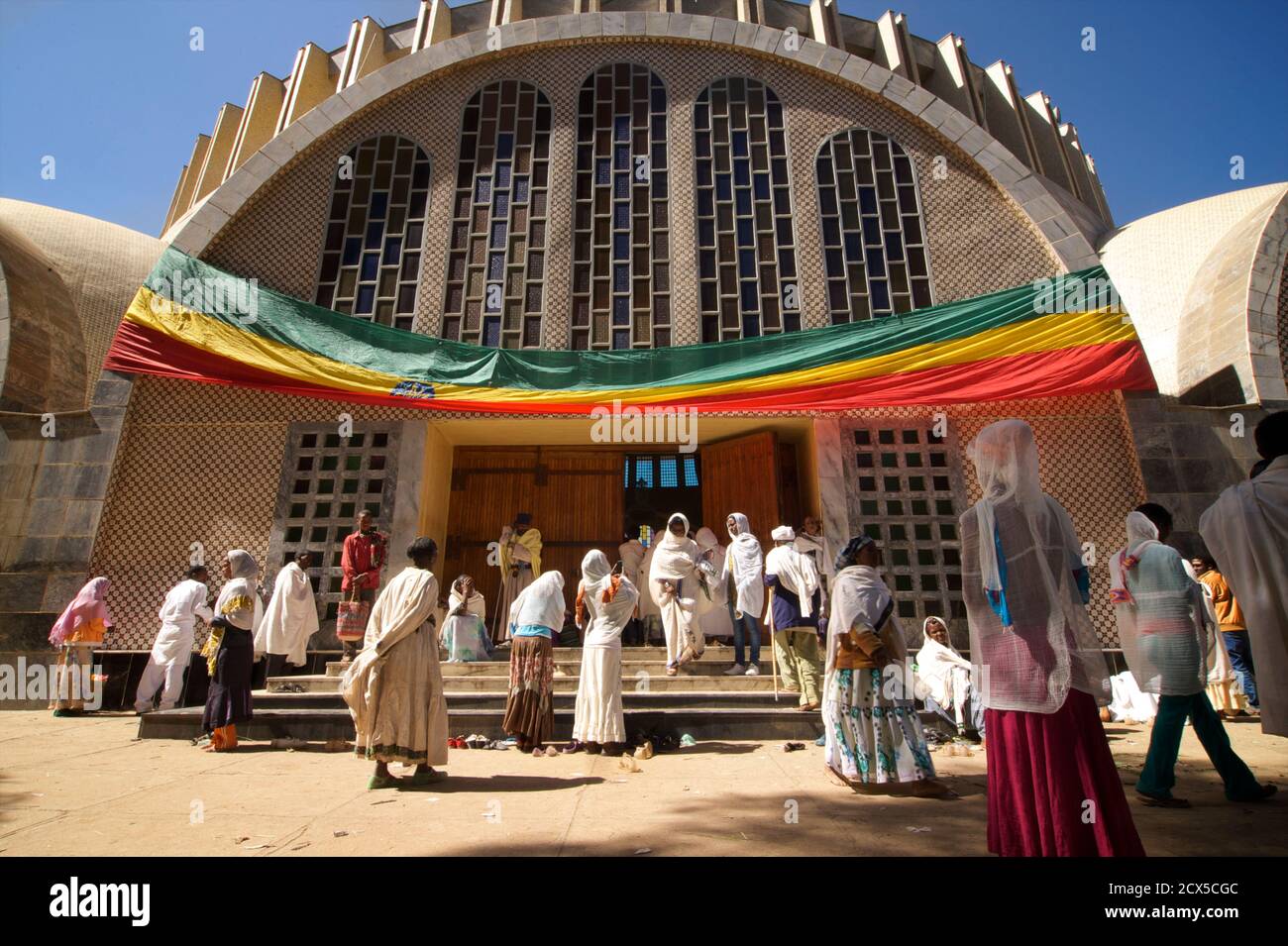 La facciata esterna della Santa Maria di Sion cattedrale della chiesa ortodossa etiope. Axum, Tigray, Etiopia. La domenica delle palme. Foto Stock