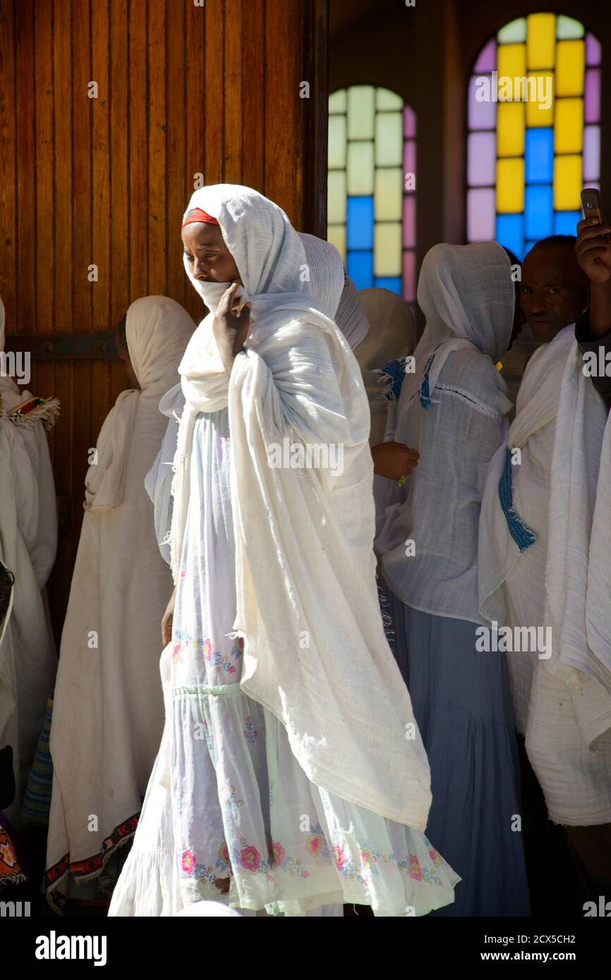 Pellegrini cristiani in visita alla cattedrale di Santa Maria di Sion della chiesa ortodossa etiope. Axum, Tigray, Etiopia. Domenica delle Palme. Foto Stock