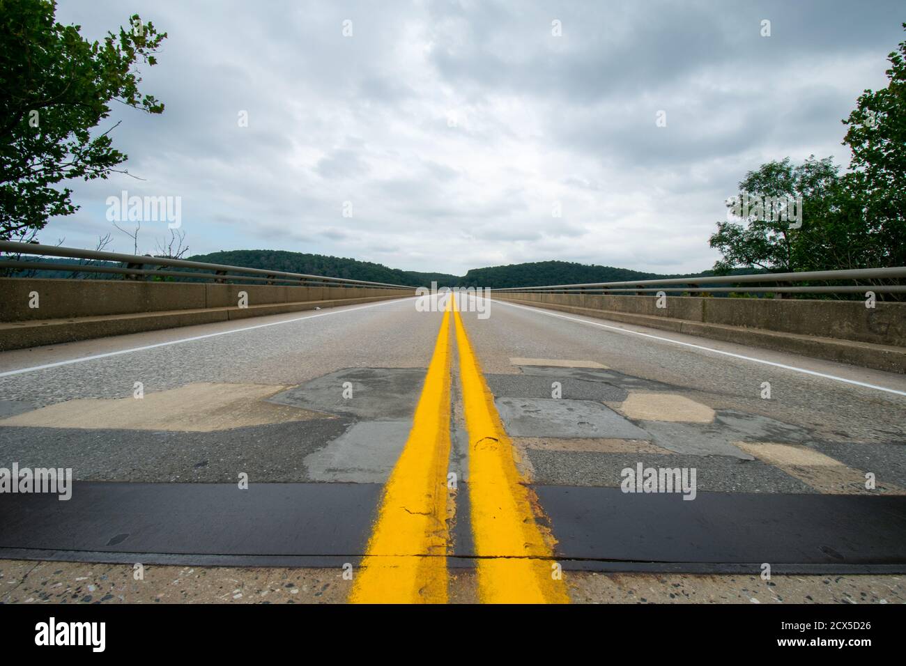 Un'immagine a bassa angolazione dal centro della strada a. Il Ponte Norman Wood Foto Stock