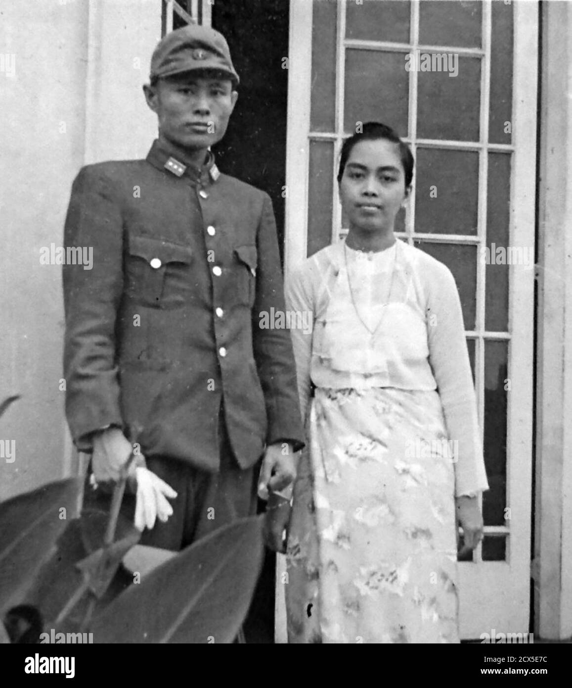 Titolo originale: Il colonnello Aung San e Daw Khin Kyi dopo il loro matrimonio nel 1942. Foto Stock