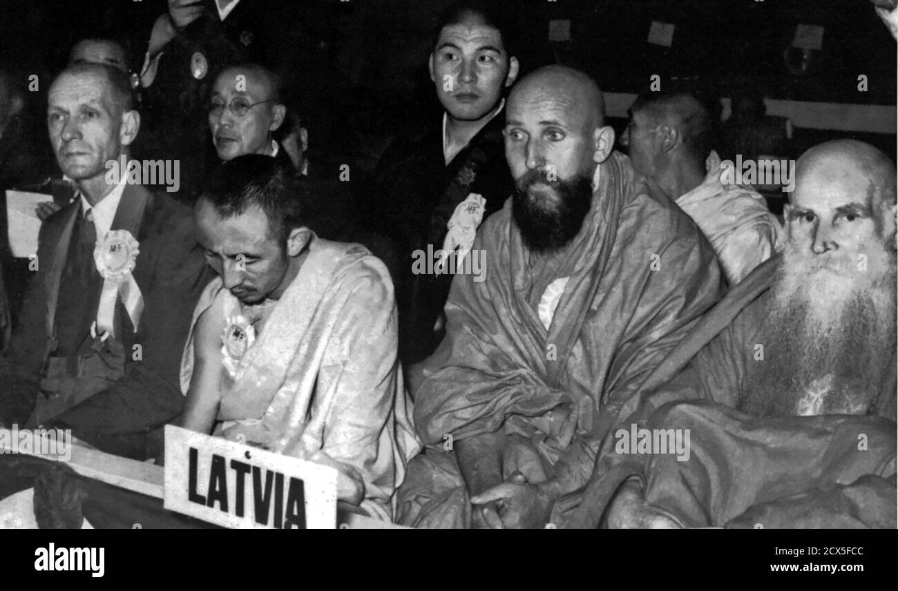 Martin Steinke (delegato buddista tedesco), Kushok Bakula Rinpoche, Friedrich Voldemar Lustig e Karl Tõnisson. Questi due rappresentanti rappresentavano la Lettonia come delegati al congresso 1954 della Federazione Mondiale Buddista di Rangoon. Foto Stock