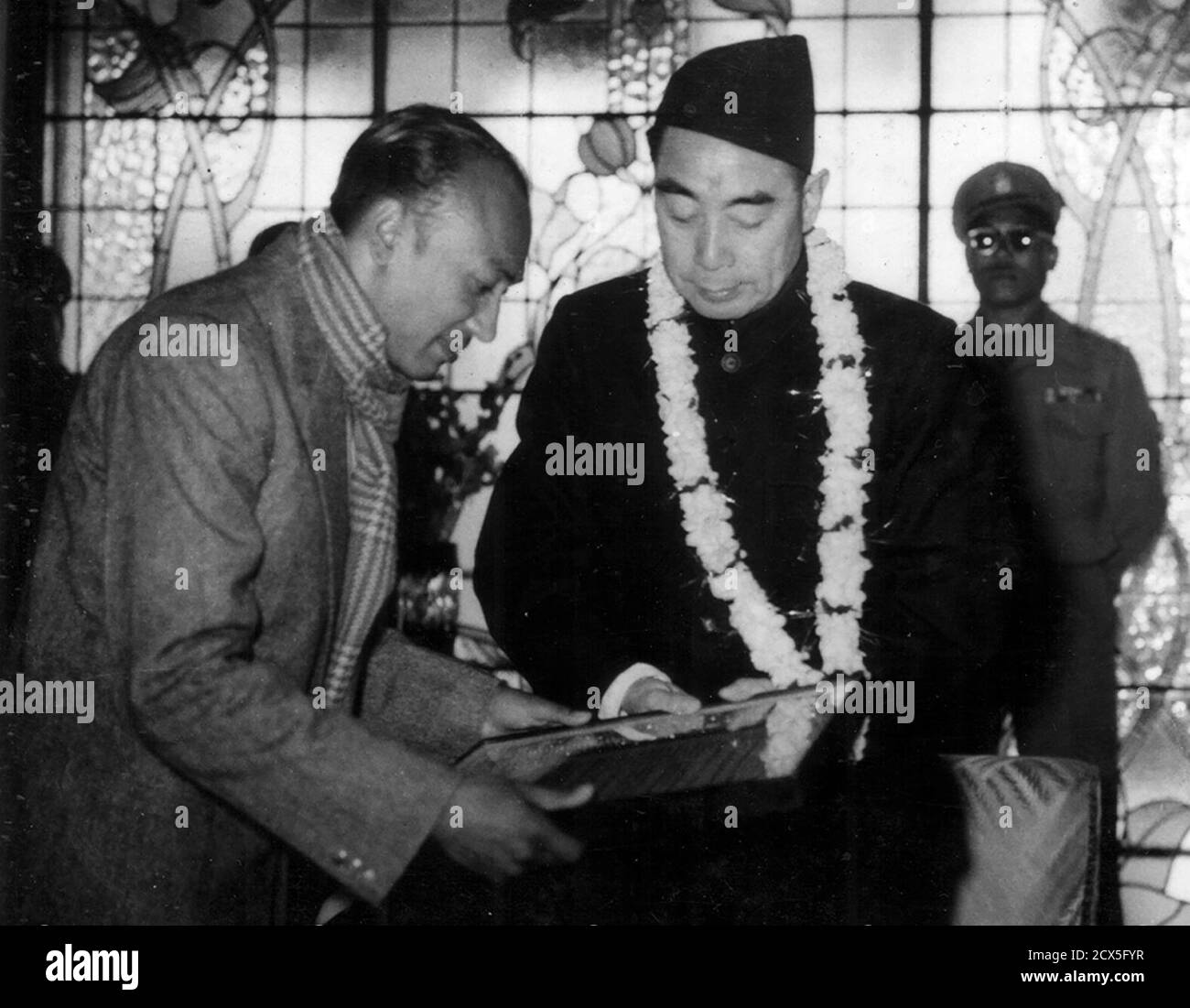 Pushpa Ratna Sagar (a sinistra) con il primo ministro cinese Zhou Enlai ad un ricevimento a Kathmandu organizzato dalla Camera di Commercio Nepalese ca. 1957 Foto Stock