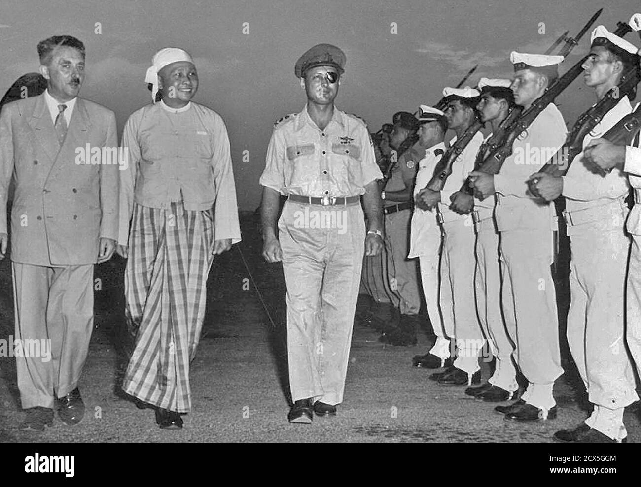 Titolo originale: P.M U Nu con IL P.M israeliano Moshe Shareet e Capo di Stato maggiore Moshe Dayan all'aeroporto di Lod Israele 1955 Foto Stock