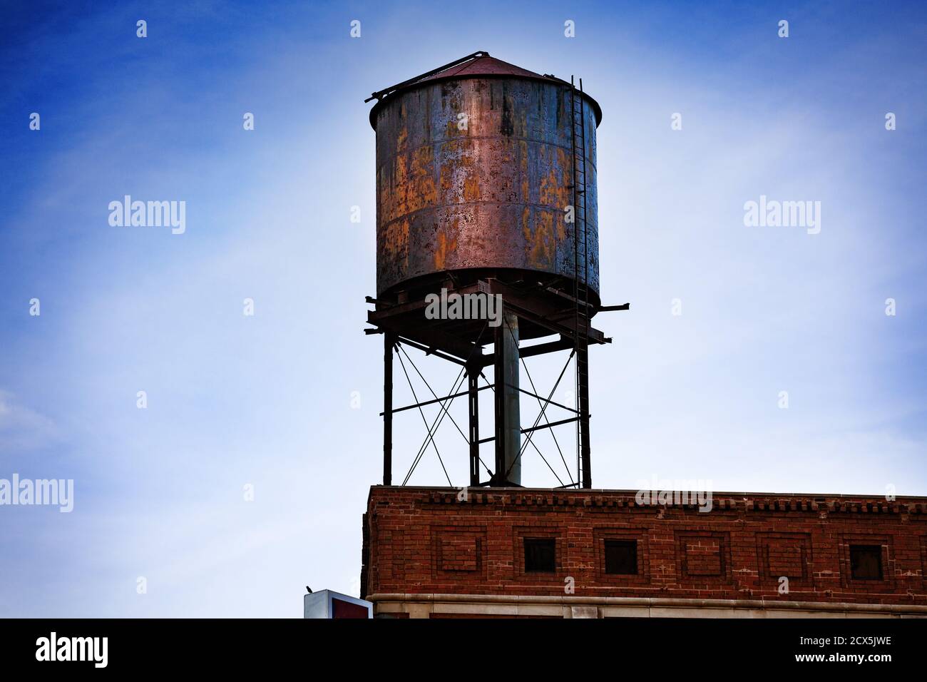 Torre d'acqua in acciaio metallico in cima all'edificio Detroit Foto Stock
