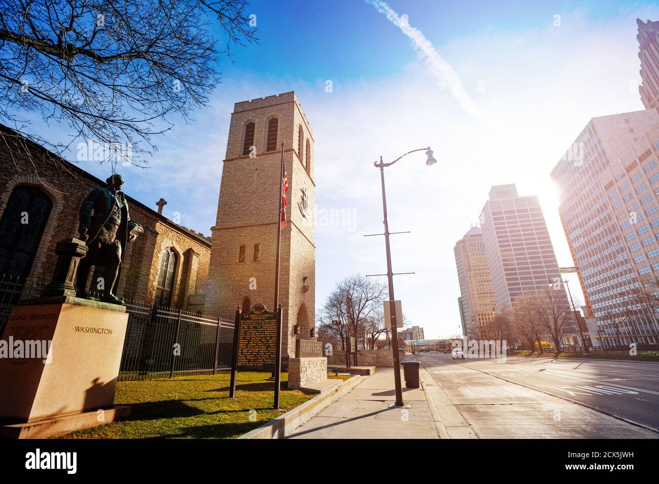 Mariners' Church sulla Jefferson Avenue a Detroit, Michigan, USA sopra il tramonto luce lente flare Foto Stock