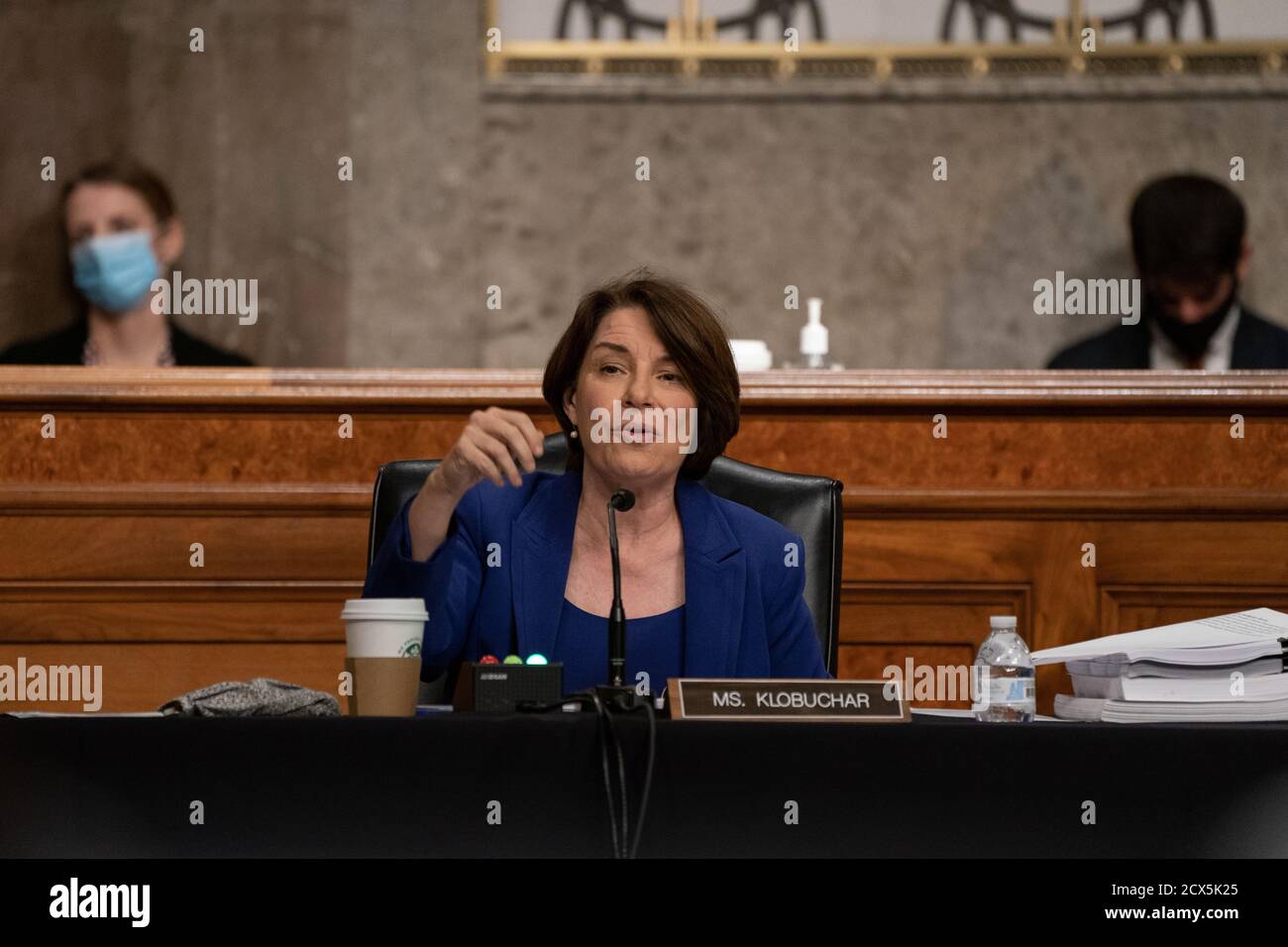 Il senatore degli Stati Uniti Amy Klobuchar (democratico del Minnesota) fa domande a James Comey, ex direttore del Federal Bureau of Investigation dinanzi al Comitato giudiziario del Senato durante un'audizione di supervisione per esaminare l'indagine sull'uragano Crossfire a Washington DC., mercoledì 30 settembre 2020. Credit: Ken Cedeno/Pool via CNP | utilizzo in tutto il mondo Foto Stock