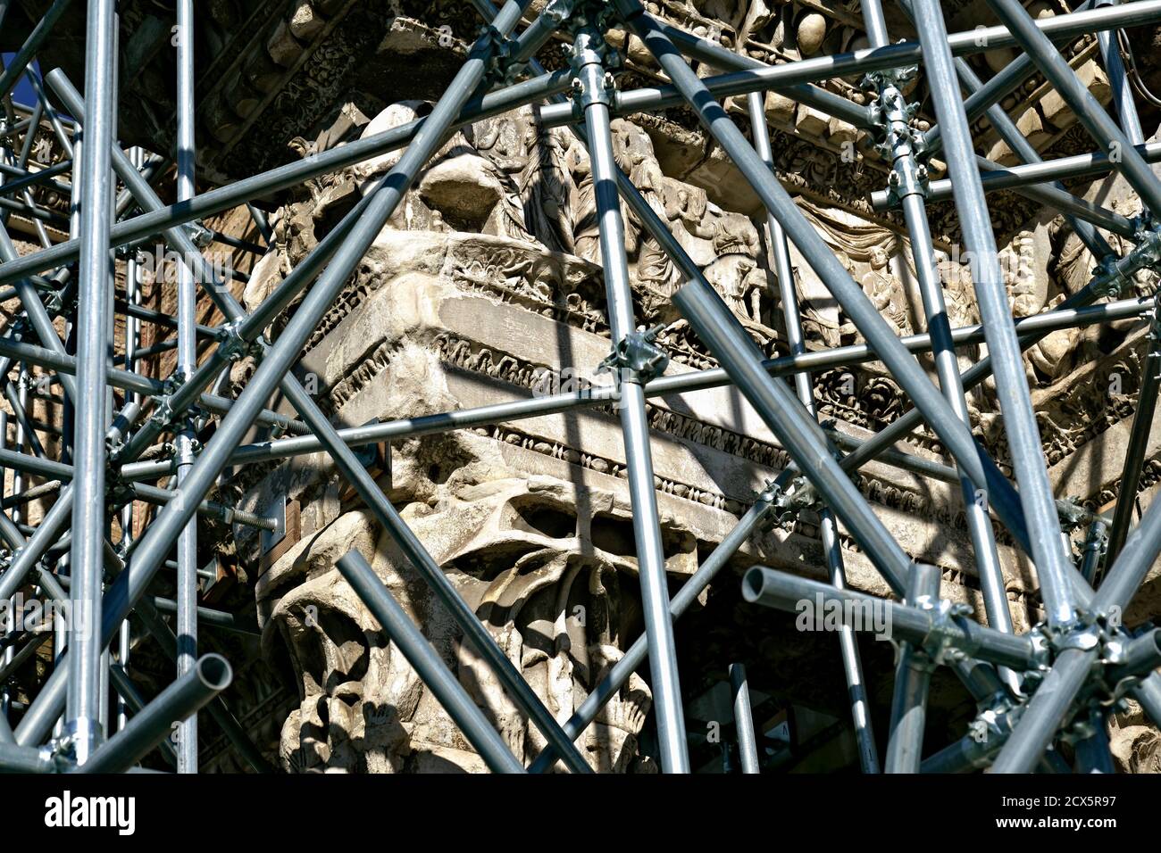 Il Colonnacce, Foro di Nerva, con ponteggi protettivi durante gli scavi e le opere della linea C della metropolitana nuova. Roma, Italia Foto Stock