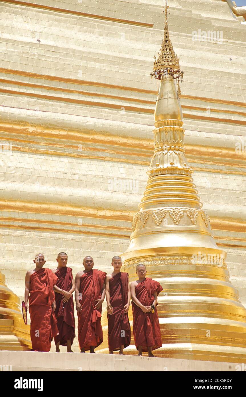 I monaci in piedi accanto a stupa di Shwedagon pagoda, Rangoon, Birmania Foto Stock
