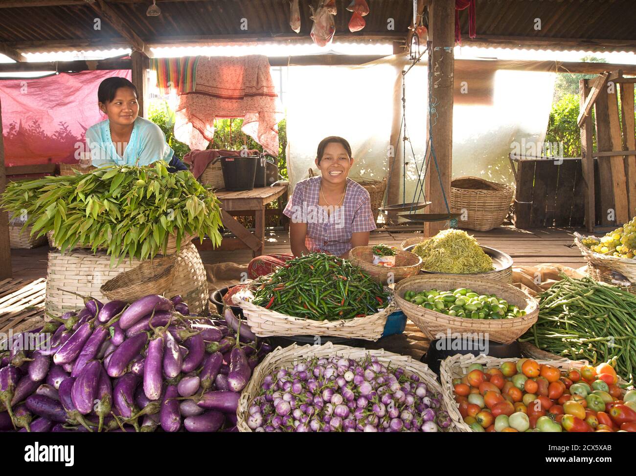 Frutta birmano e fornitori di vegetali a Kalaw mercato, Birmania. Myanmar Foto Stock