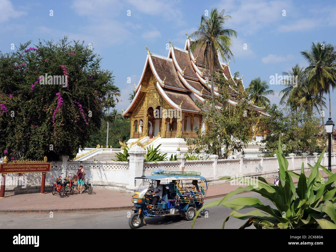 Luang Prabang National Museum Wat ho Pha Bang e tuk tuk di passaggio. Luang Prabang, Laos Foto Stock