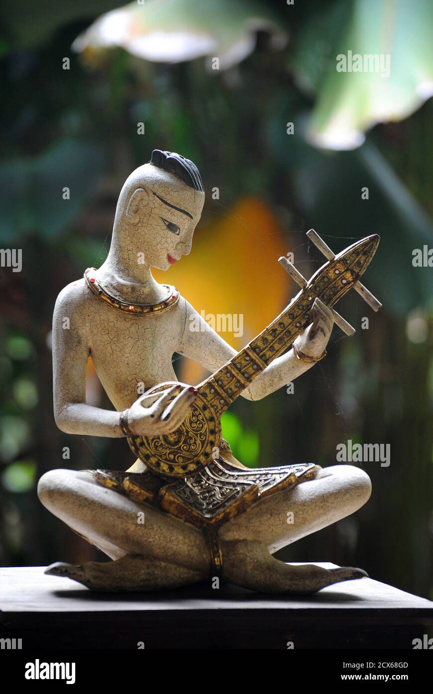 Artigianato thailandese. Scultura di un musicista. Thailandia Foto Stock