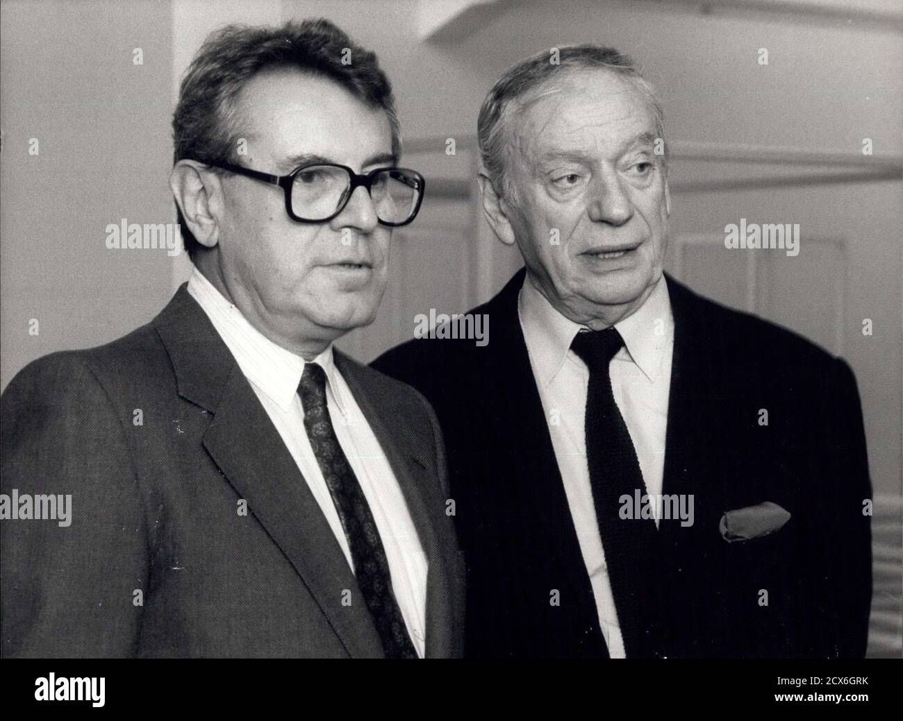 27 novembre 1989 - Schaffhausen, Svizzera - non è stato Parigi o Londra per la prima cinematografica europea della nuova foto di Forman ''Valmont', questa volta il luogo è stata la piccola città di Schaffhausen nella Svizzera settentrionale. Il motivo è stato un'esibizione benefica per la ''Hallen for Neue Kunst'' di Schaffhausen. Il denaro della performance benefica è determinato per questo museo d'arte moderna nel cinema Kino Cinevox MILOS FORMAN, direttore di ''Valmont'' (a sinistra) e l'attore francese YVES MONTAND (a destra) sono stati tra i famosi ospiti della performance benefica. (Credit Image: © Keystone Press Agency/Keysto Foto Stock
