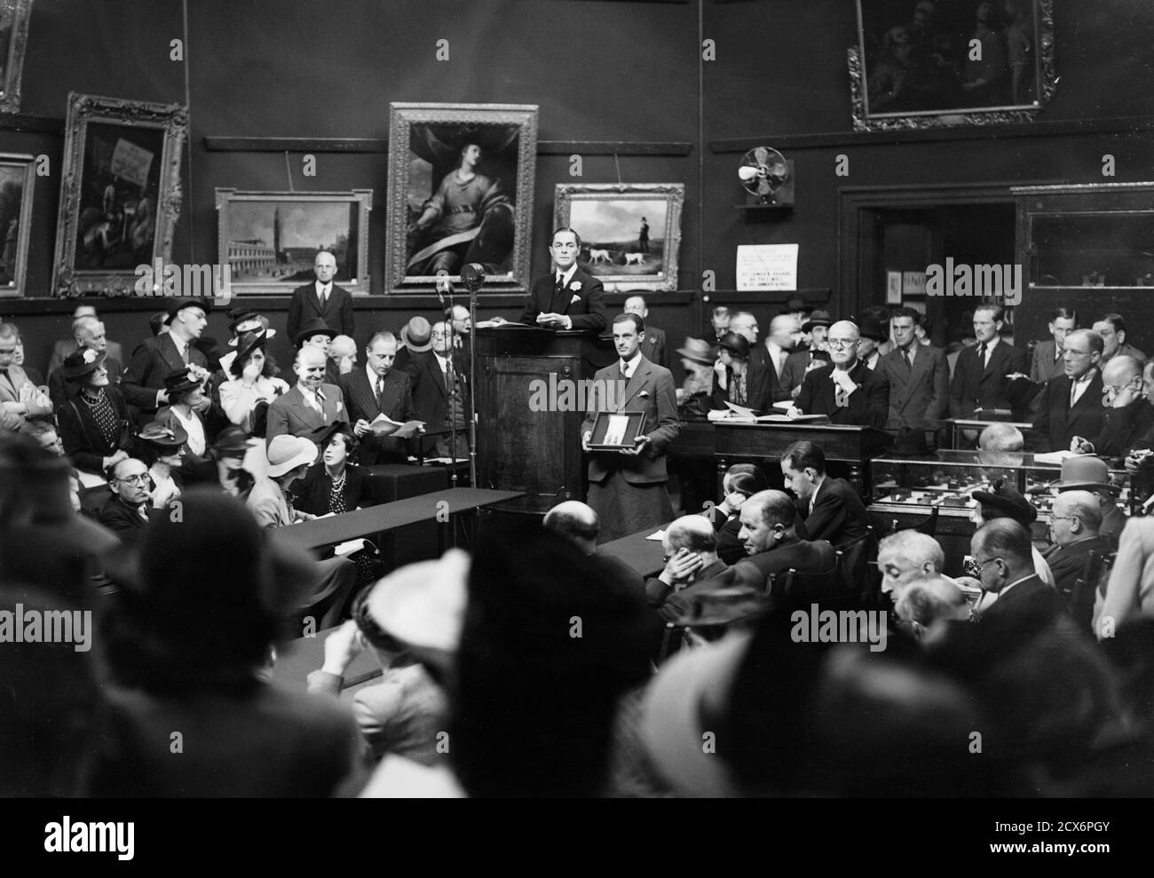 LONDRA: Un’asta all’asta di Christie a Londra negli anni ’30 Foto Stock