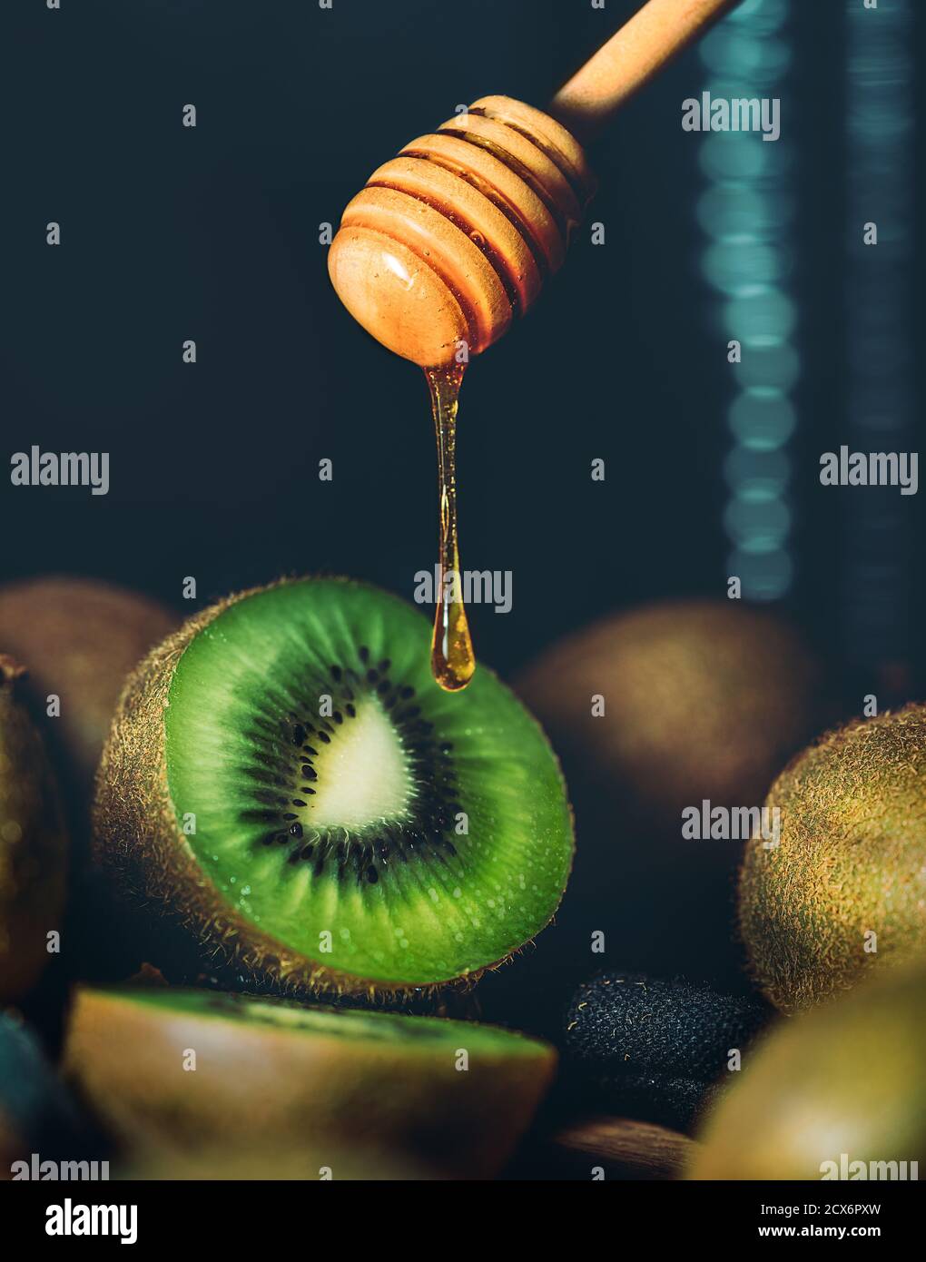 Kiwi bagnata nel miele. Caduta di miele. Concetto di gastronomia Foto Stock