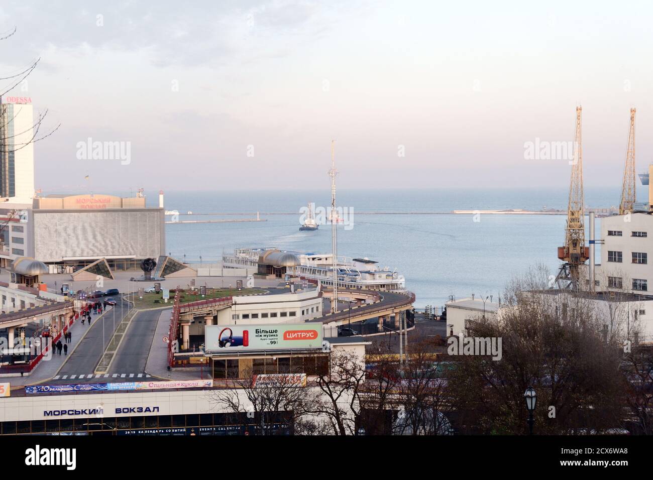 Vista del porto marittimo di Odessa mentre una nave naviga via Foto Stock