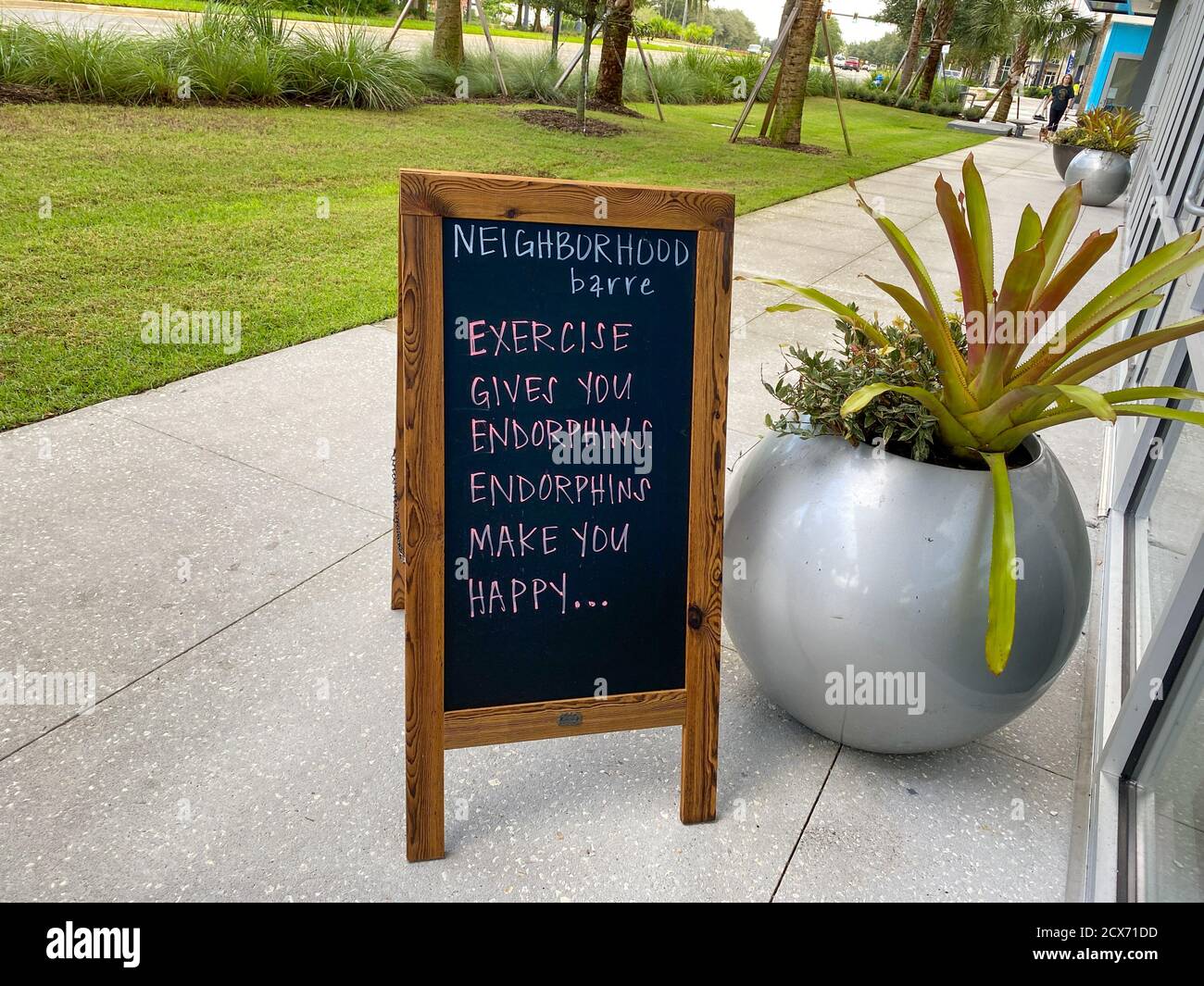 Orlando, FL/USA-9/29/20: Un cartello sul marciapiede di fronte al quartiere barre studio di esercizio che dice esercizio ti dà endorfine, Foto Stock