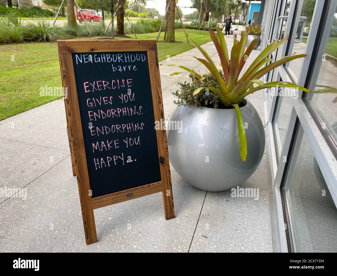 Orlando, FL/USA-9/29/20: Un cartello sul marciapiede di fronte al quartiere barre studio di esercizio che dice esercizio ti dà endorfine, Foto Stock