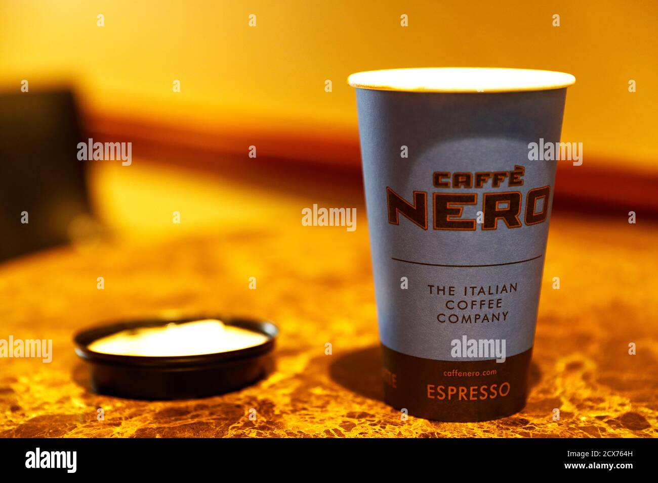 Una tazza da caffè monouso caffè Nero su un socialmente distanziato Tabella durante il Covid 19 Pandemic 10-09-2020 Foto Stock