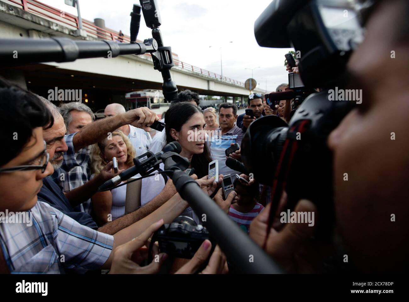 Il dissidente più noto di Cuba, blogger Yoani Sanchez, parla ai giornalisti fuori dall'aeroporto internazionale Jose Marti dell'Avana il 30 maggio 2013. Sanchez, che è stato in grado di viaggiare all'estero a causa di un allentamento delle restrizioni all'uscita, è tornato a Cuba dopo un tour mondiale di oltre tre mesi. REUTERS/Desmond Boylan (CUBA - Tags: MEDIA POLITICS SOCIETY) Foto Stock