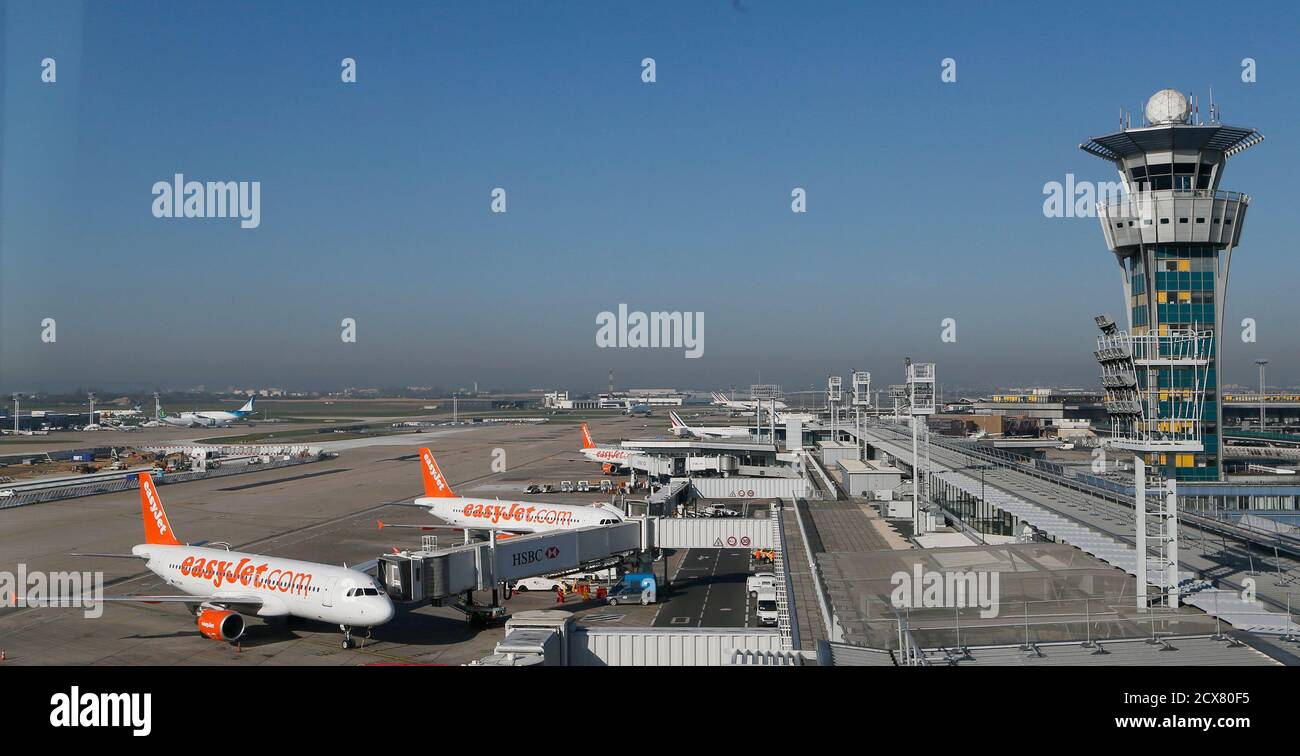 Una vista generale mostra la torre di controllo del traffico e gli  aeromobili easyJet seduti sul asfalto durante uno sciopero del controllore  del traffico aereo all'aeroporto di Orly, vicino a Parigi il