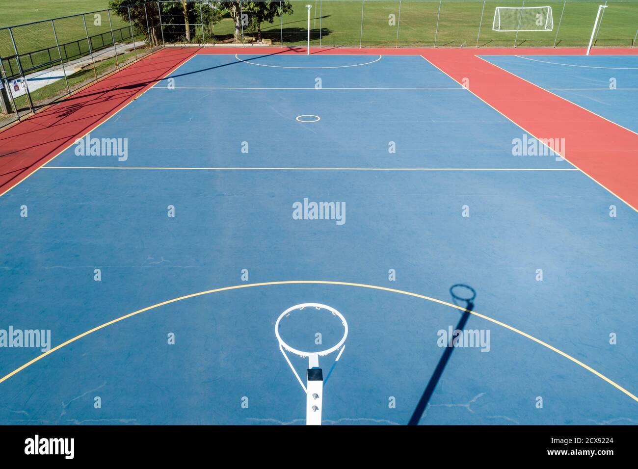 Vista obliqua aerea di un campo da netball. Foto Stock