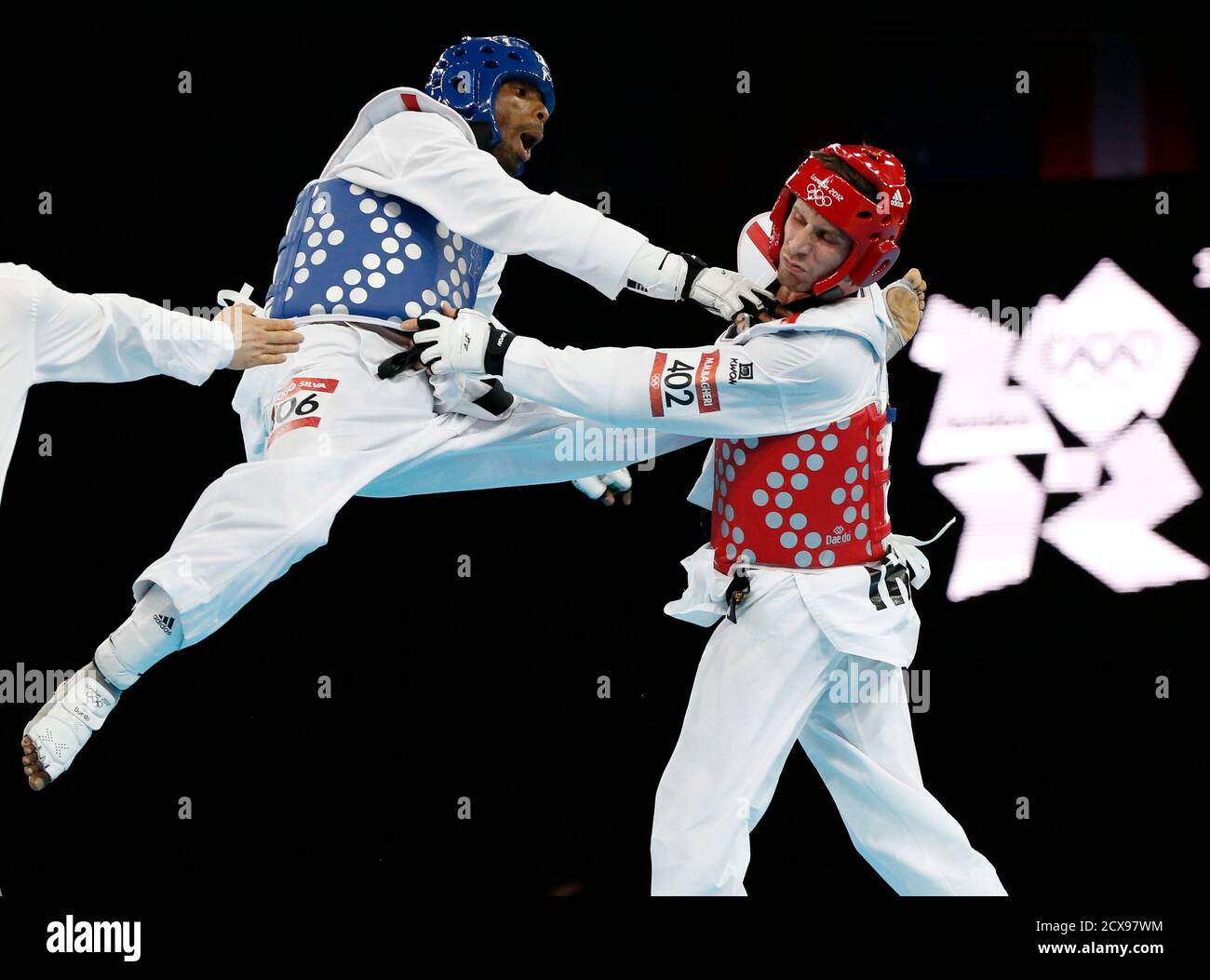 Mohammad Bagheri Motamed (R) dell'Iran combatte contro Diogo Silva del  Brasile durante la loro partita semifinale da -68kg di taekwondo da uomini  alla sede di Excel durante i Giochi Olimpici di Londra,