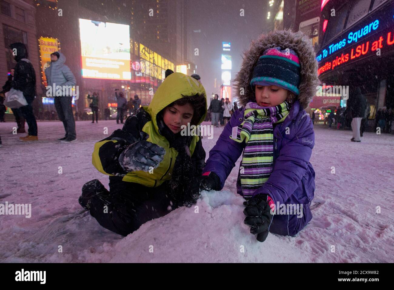 I bambini giocano con la neve sulle strade di Times Square, Midtown, New  York 2 gennaio 2014. Una grande tempesta di neve che produce condizioni  simili alla bizzarda ha martellato il nordest
