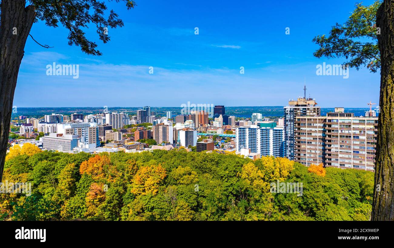 Skyline di Hamilton dal parco Sam Lawrence all'inizio della caduta, una bella scena con cielo blu e poche nuvole bianche Foto Stock