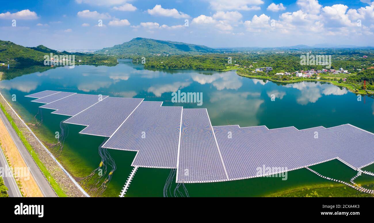 Vista aerea di pannelli solari galleggianti o piattaforma di celle solari sistema sul lago Foto Stock