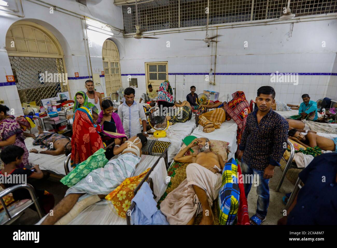 Il Dhaka Medical College Hospital fatica a gestire la corsa dei pazienti cinque volte oltre la sua capacità. Di conseguenza, i pazienti e i loro partecipanti Foto Stock