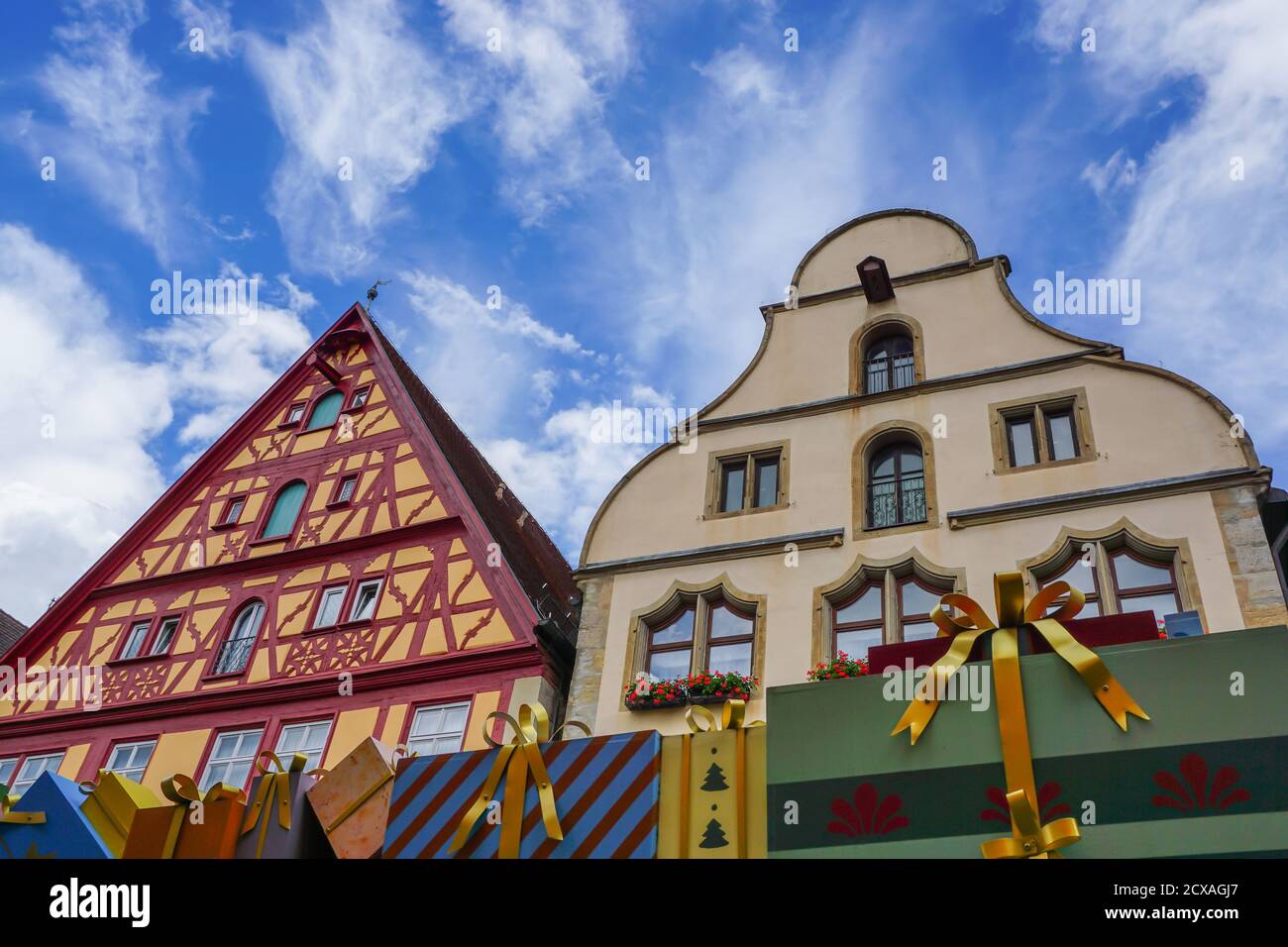 Edifici tedeschi e grandi scatole regalo con cielo blu Foto Stock