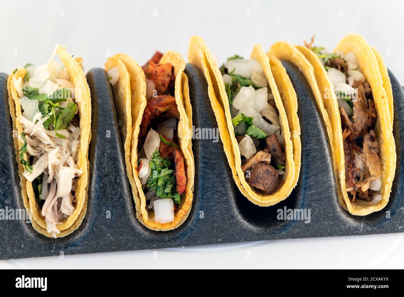 Il pasto abbondante di asada carne, pollo e tacos di maiale tenterà le papille gustative di mangiare l'intero pasto. Foto Stock