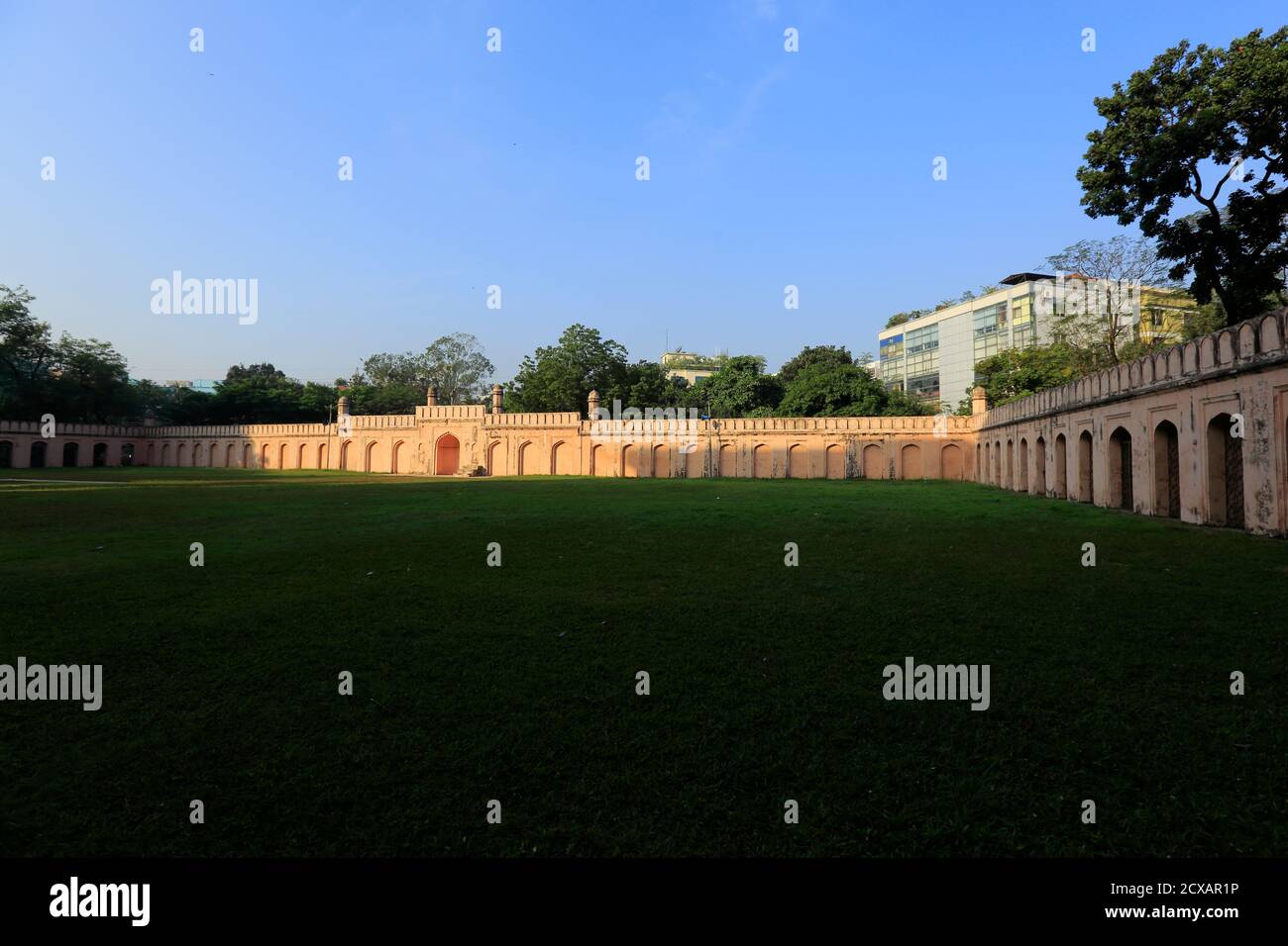 Il Dhanmondi Shahi Eidgah, chiamato anche Mughal Eidgah, situato a Saat Masjid strada, nella zona residenziale di Dhanmondi Dhaka, Bangladesh. E 'stato costruito io Foto Stock