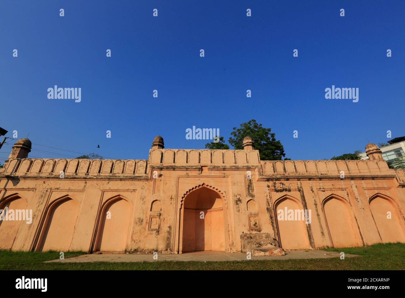 Il Dhanmondi Shahi Eidgah, chiamato anche Mughal Eidgah, situato a Saat Masjid strada, nella zona residenziale di Dhanmondi Dhaka, Bangladesh. E 'stato costruito io Foto Stock