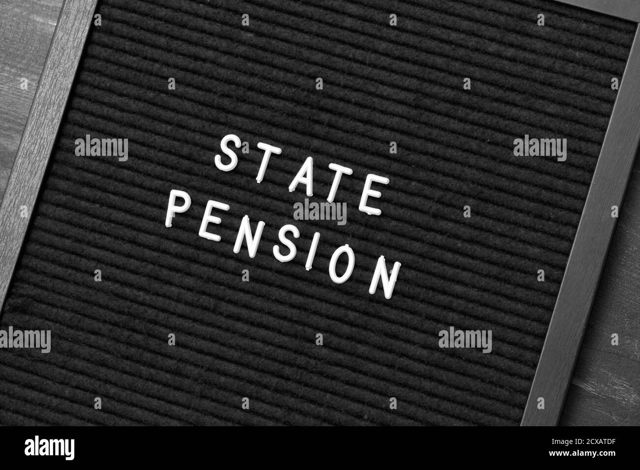 Pensione CON testo STATO PENSIONE sul tavolo, primo piano Foto Stock