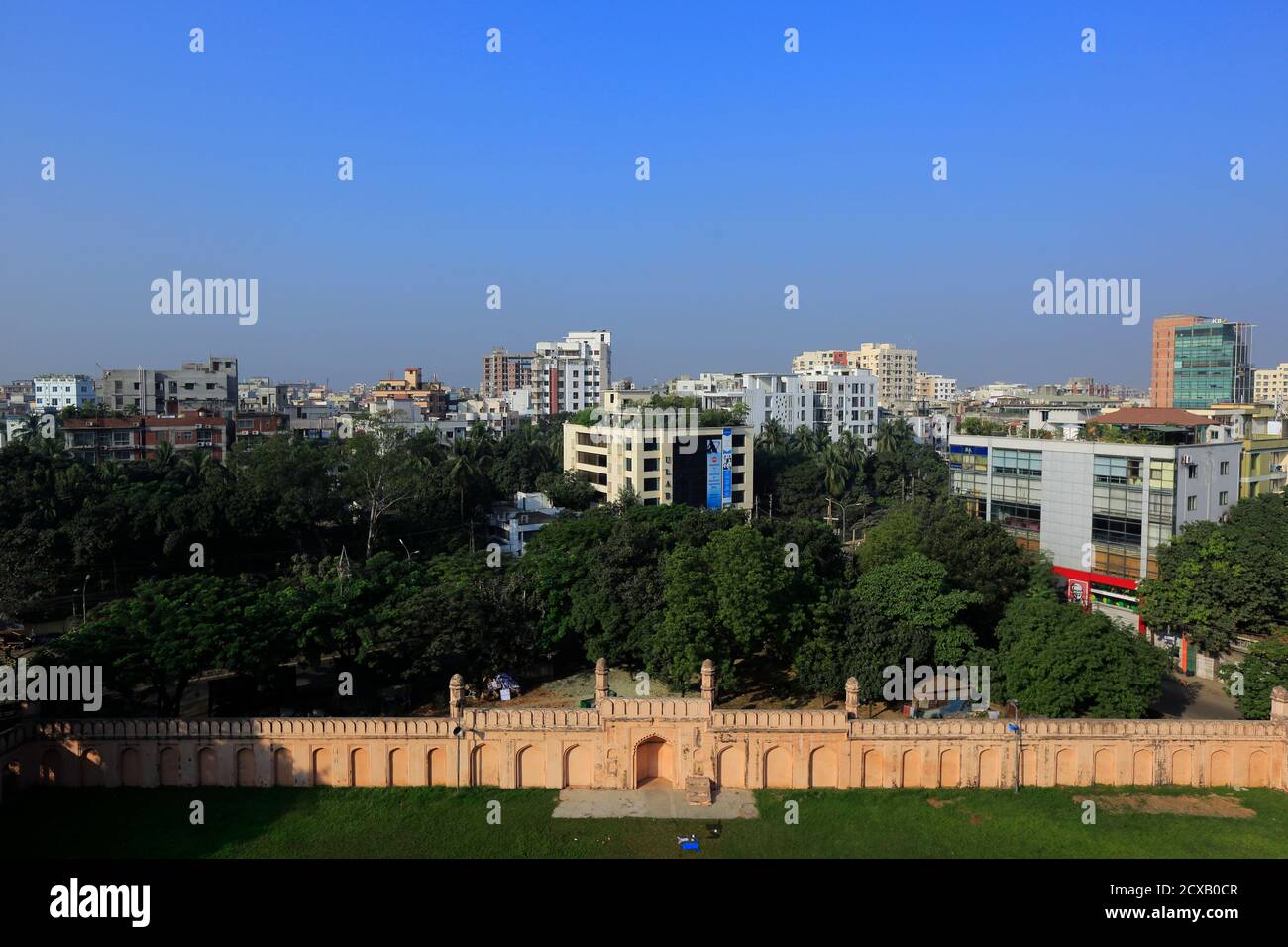 Il Dhanmondi Shahi Eidgah, chiamato anche Mughal Eidgah, situato a Saat Masjid strada, nella zona residenziale di Dhanmondi Dhaka, Bangladesh. E 'stato costruito io Foto Stock