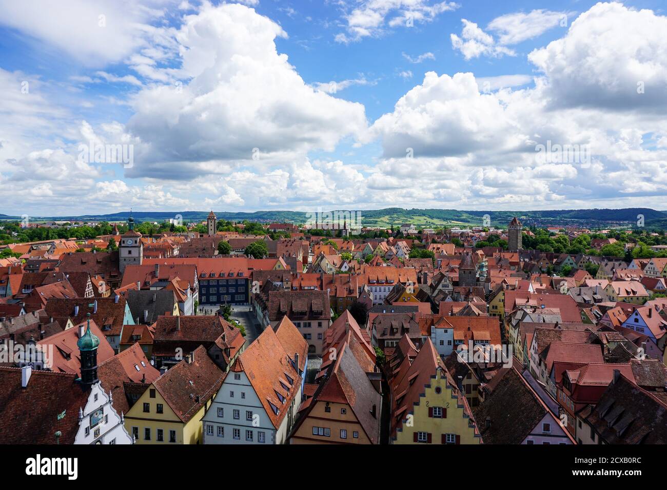 Vista sui tetti e sulla campagna dal municipio di Rothenburg ost der Tauber Foto Stock