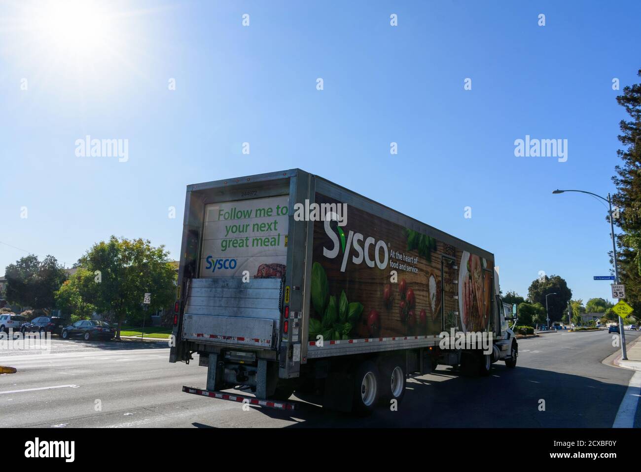 Sysco consegna semi Truck sta consegnando i prodotti ai clienti sulla strada urbana - San Jose, California, USA - 2020 Foto Stock