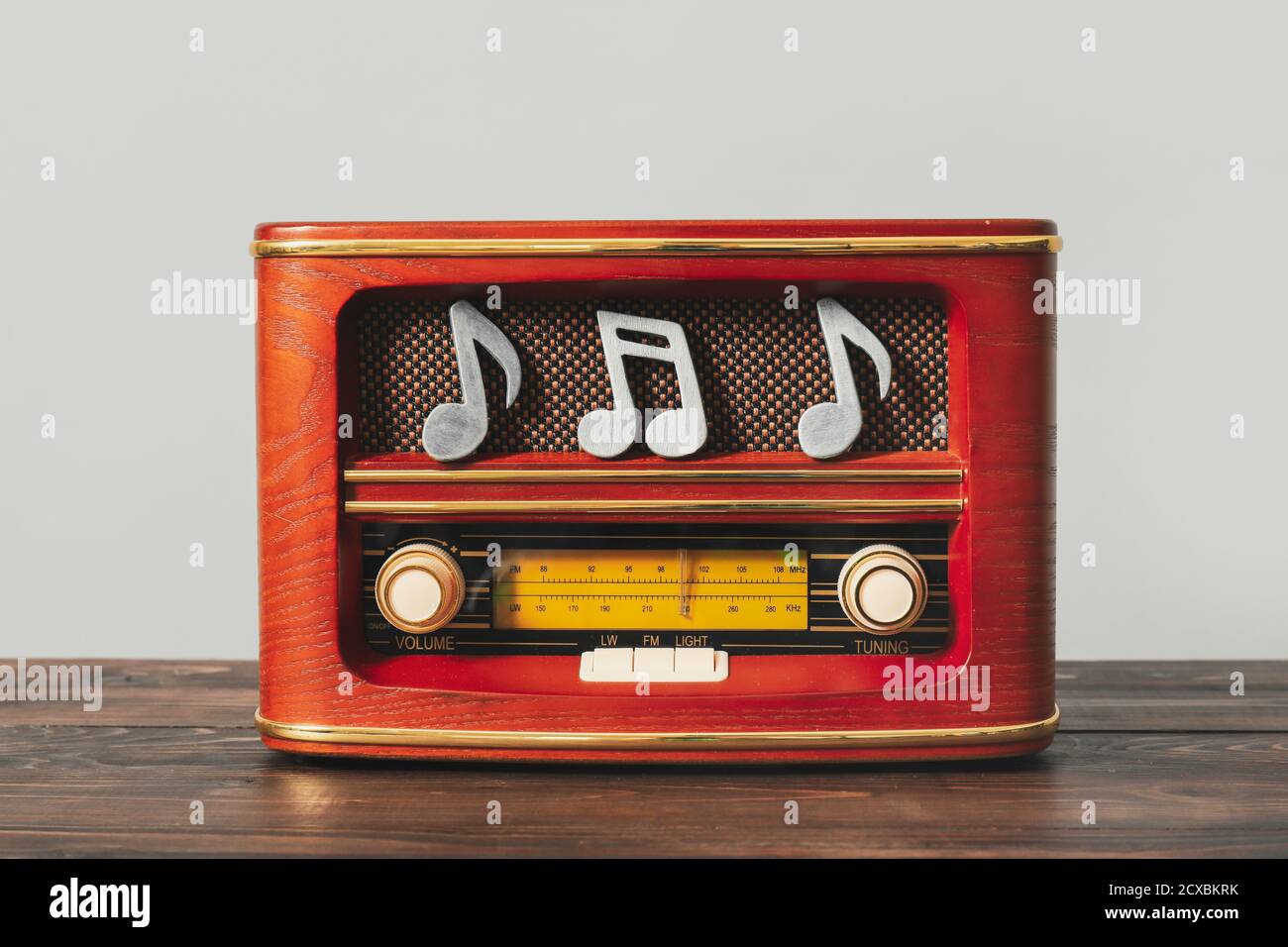 Ricevitore radio vintage con note musicali sul tavolo Foto Stock