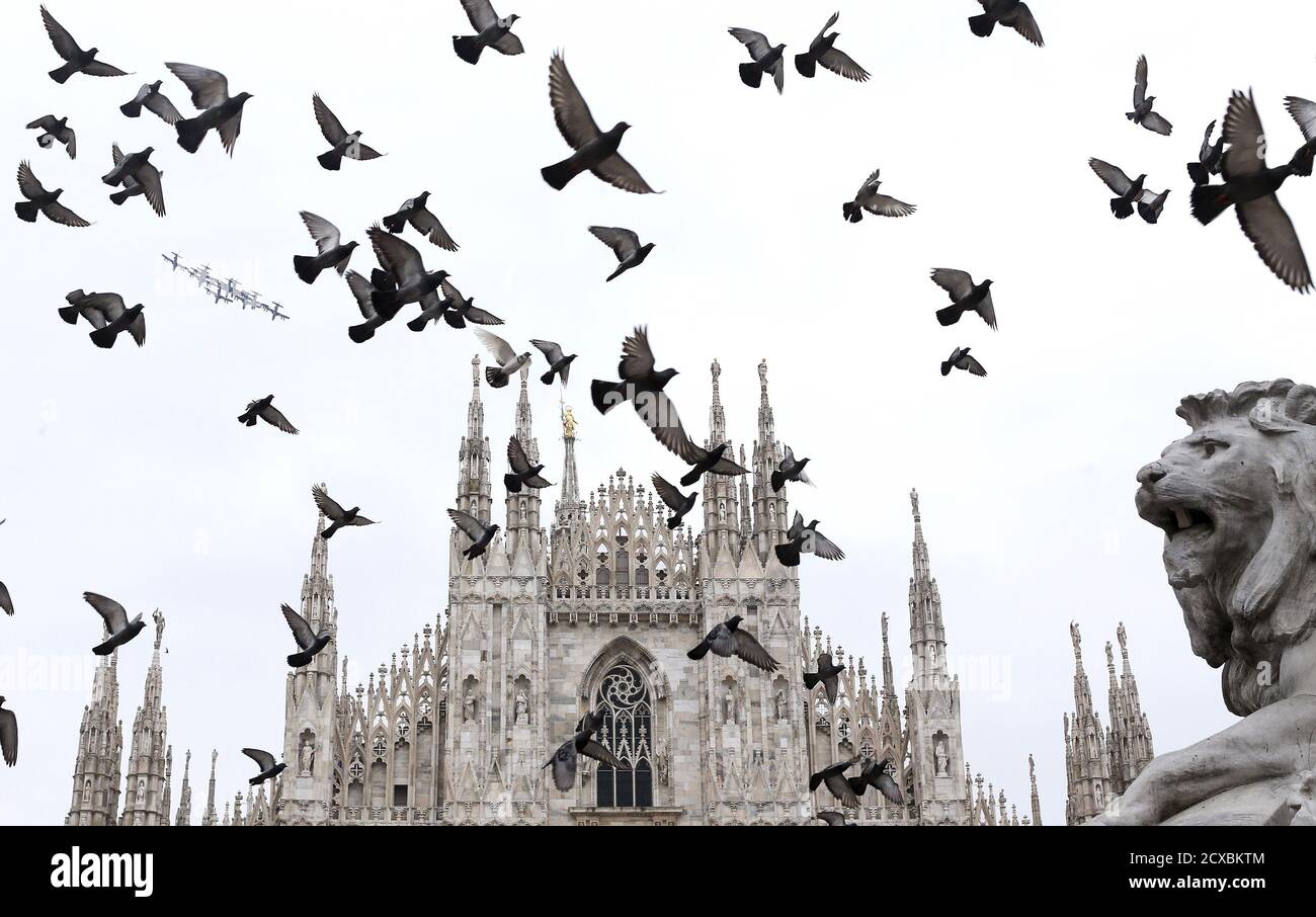 Il team aeronautico italiano frecce Tricolori sorvola i piccioni dopo essersi esibito alla cerimonia di apertura dell'Expo 2015 in Piazza del Duomo a Milano, 1 maggio 2015. L'Italia apre venerdì l'Expo di Milano, lacerata dalla speranza che la vetrina della cultura e della tecnologia globale susciti un'atmosfera nazionale cupa e teme che sia offuscata da scandali, ritardi e proteste di strada. REUTERS/Alessandro Bianchi IMMAGINI TPX DEL GIORNO Foto Stock