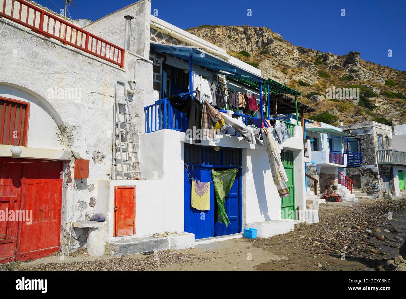 Villaggio di pescatori con vestiti appesi ad asciugare a Milos, Grecia Foto Stock